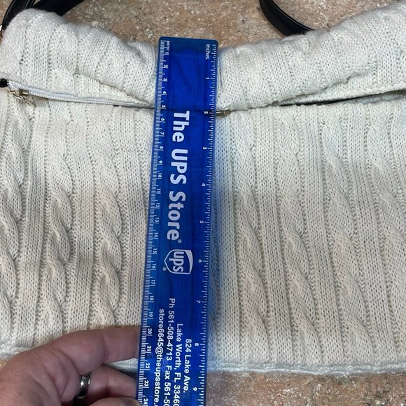 COOL VINTAGE ECRU CREAM CABLEKNIT SWEATER PURSE W/ ROLLED TOP BLACK STRAPS - Picture 5 of 9